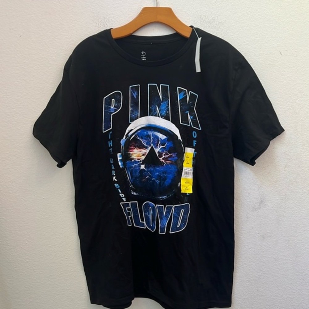 NWT PINK FLOYD BLACK GRAPHIC SHIRT SIZE LARGE (S4)